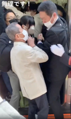 【動画】ジジイ、どさくさに紛れてJCに体を擦り付けるｗｗｗｗｗ