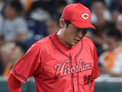 【悲報】カープ新井監督、ゾンビ問題のせいで日課の散歩をする気力も無くなっていた