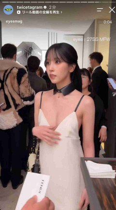 TWICE・ミナ、“胸元ギリギリ”ドレスに本人も思わず胸押さえる仕草連発…日本人メンバー3人に相次ぐ“過激衣装”指摘