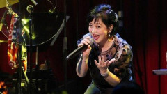 【悲報】浅香唯さん、横浜ライブで前後の下脛腓靱帯を損傷し大阪公演は着座で実施・・・・・・・・・