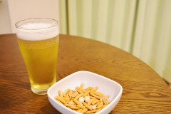 【ほっこり】柿ピーをつまみに晩酌していると娘(2歳)がトトトッと近づいてきて…