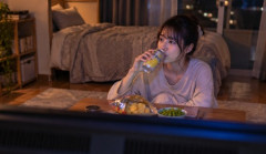 【お酒】今の20代の飲酒事情　飲む20代の77.7％が「1人で宅飲み」