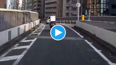 【動画】車間距離を詰めすぎた配達バイク、前の車に追突してしまうドラレコ映像が話題に…