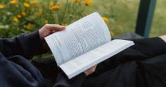 【悲報】たまに勘違いしてるアホいるけど小説読むのってただの娯楽だぞ？