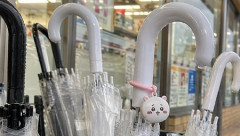 【目印チャーム】傘の取り違え・盗難防止に目印チャームを付けるのが流行ってるらしいけど…　今度はその目印チャームを盗む人が出てきたらしいｗ