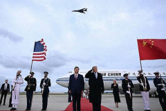 アメリカに到着した中国の習近平国家主席を米空軍のB-1B戦略爆撃機がお出迎え！