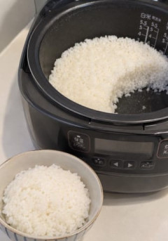 【悲報】炊飯した米を混ぜる理由が分からない人、ボロクソに叩かれる