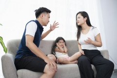 【悲報】8年前彼女「好きぃ…ずっと一緒にいたい」今嫁「キエエエエエエ（覚醒）お前と結婚したせいで人生終わった」←これｗｗｗｗｗｗｗｗ