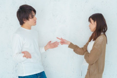 彼女と昼食べにいったんやけど知らんガキが店内走り回ってワイの近くでコケて泣いたんよ