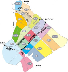 ディズ〇ーの近くに引っ越したら、知らない家族が訪ねてきた。女「あれ？〇村さんは？」俺「（前の住人のこと…？）私は先月に引っ越して来たばかりなんですけど…」女「え？困ったな…私たち、この家に泊まろうと思って来たんですけど…」俺「！？」　→　当然、断ったが….,,,