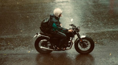 「雨だからバイク乗らない」とか言ってる弱男、レインウェアの存在を知らないｗｗｗｗ