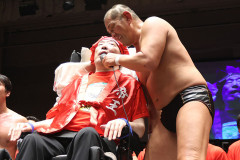 【プロレス】大けがでリハビリ中の高山善廣、赤いちゃんちゃんこ着せられ「こんな目に遭っちゃったよ」TAKAYAMANIA