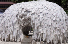 【怖すぎ】推し活で借金600万の30代女性、京都最強の縁切り神社『安井金毘羅宮』で「金に縁のない自分との縁切り」を祈る　→　最悪の形で実現…