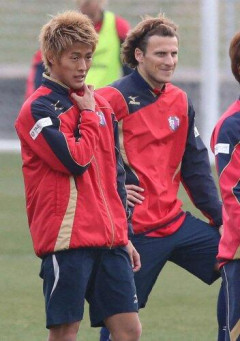 【朗報】柿谷曜一朗さんとフォルラン監督、笑顔で再会「あの時ごめんね」ｗｗｗｗｗｗｗｗｗｗ
