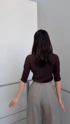 【画像】佐々木若葉アナ　ニットの胸とお尻を見せつけてしまう！！【GIF動画あり】