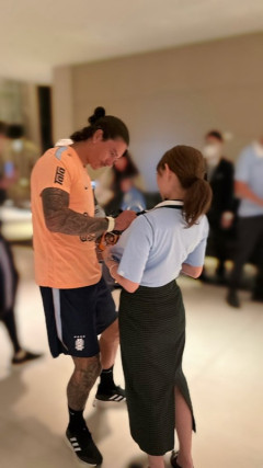 ◆朗報？◆ウルグアイ代表FWダルウィン・ヌニェスさん、日本人女性の追っかけにファンサービス