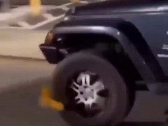 タイヤロックを付けられたまま走るジープ、片輪ガタガタで「マイケル・ジャクソンが車だったら」【海外の反応】
