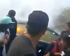 【動画】車に保管されていた花火が暴発して1人死亡、10人が負傷した事故。
