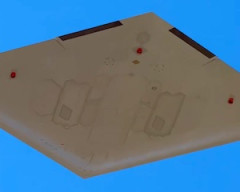 【動画】米空軍の新型戦略爆撃機、B-21レイダーの離陸を正面から。