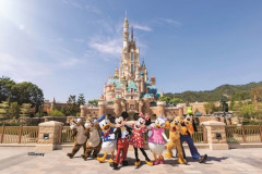 ディズニー「家族4人で10万円」USJ「子供無料」
