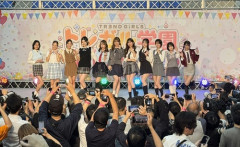 【画像】人気セクシー女優達がJKコスプレで夢の共演でシコらせにくるｗ
