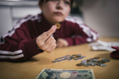 【悲報】ワイ、保険屋のババアに騙されて月1万のドル建て保険を3年間続けた結果⇒ｗｗｗｗｗｗｗｗｗｗ