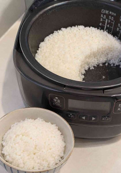 「炊き立てご飯、こういうよそい方をする人は廊下に立ってください」一枚の画像が添付された投稿に共感する声と、混ぜない派の意見が集まり賛否両論に