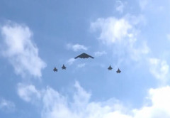 習近平主席の歓迎式典、B2爆撃機とF-22戦闘機の編隊でホワイトハウス上空を祝賀飛行！