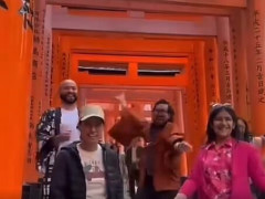 【悲報】外人観光客、日本の神社で楽しく集団ダンスをして炎上wwwwwwwww