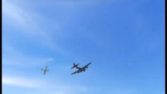 【衝撃】Dallasの航空ショーでB-17爆撃機と小型機が空中衝突、瞬間映像がヤバいwwww