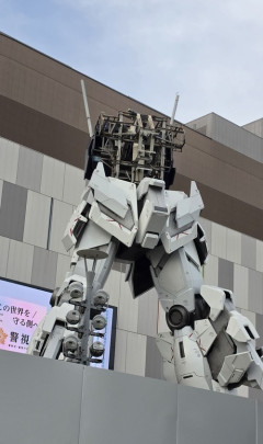 【画像】解体中のガンダム、中身が丸見えになってしまうｗｗｗｗ