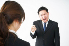 【悲報】ババア先輩さん(50)「男なんだから扉を開けたまま着替えろ」←減給処分ｗｗｗｗｗｗｗｗｗｗ