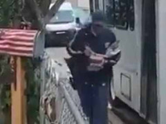 配達員が荷物を持ってやってきた。お届け物で～す → これぞ天職です…