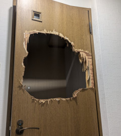 【画像】一人暮らし女さん、家の便所に閉じ込められて詰みかける
