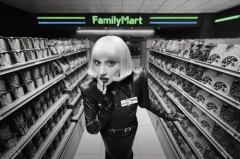 【悲報】レディー・ガガ、ファミマのCMで店員になってしまう