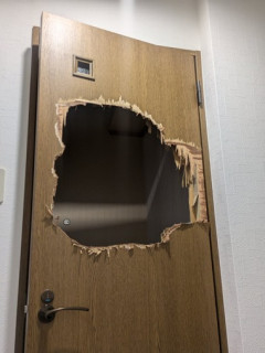一人暮らしでトイレに閉じ込められた女子、突っ張り棒でドアを破壊してギリ生還｢トイレでもスマホを持ち込むことをおすすめします｣