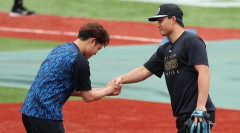 DeNA・石田裕太郎、前日死球与えた先輩の阪神・森下見つけて一直線！謝罪後は打撃フォームのモノマネも