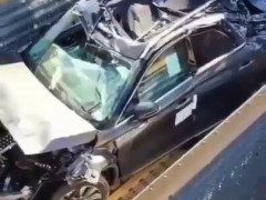 低い橋をくぐった車運搬の貨車、屋根がめくれて積荷の車まで潰れる「列車用の缶切りか」【海外の反応】