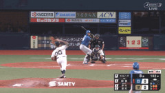 【悲報】ハムのサードコーチャー、浅いレフトゴロで回してしまう。お前らの想像する3倍浅い