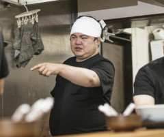 【悲報】ラーメン屋亭主『スマホいじりながら食う奴は二度と来るな』