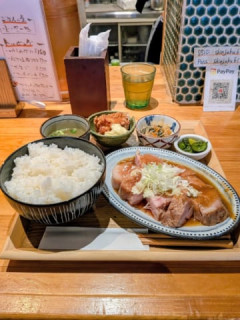 【画像】行列のできる生姜焼き定食、めちゃくちゃ美味そう🫪