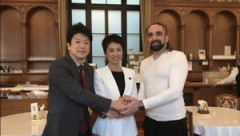 【画像】覚醒剤クルド人とニッコニコで写真撮影をする蓮舫