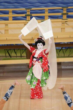【悲報】少女「なんで女は歌舞伎やれないの？」小島よしお「それはね…」観客「（そんなの関係ねぇって言え）」