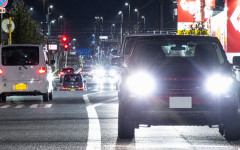 ロービームなのにクッソ眩しい車あるでしょ？