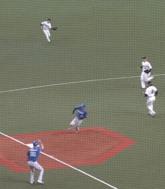 【悲報】3塁コーチャー、「この距離で」回してしまうｗｗｗｗｗｗｗｗｗｗｗｗ