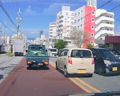 【動画】ヤバい運転をする車だなと思ったら。沖縄で軽四が段差から消えてしまう事故。