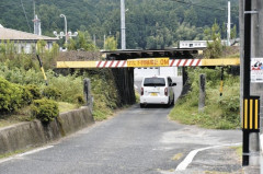 白山高の野球部員乗るバス、高さ制限バーに衝突　8人搬送