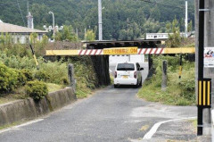 【悲報】バス運転中の野球部顧問(45)｢高架下高さ2m制限？行けるやろ｣