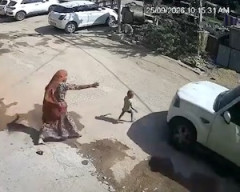 【動画】小さな男の子が中型SUVにひき逃げされる事件。