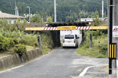 【画像】三重県の県立白山高校の野球部員らが乗ったマイクロバスが高架橋に衝突し6人が重軽傷→いくらなんでもここをマイクロバスで突入するのはヤバすぎると話題に…